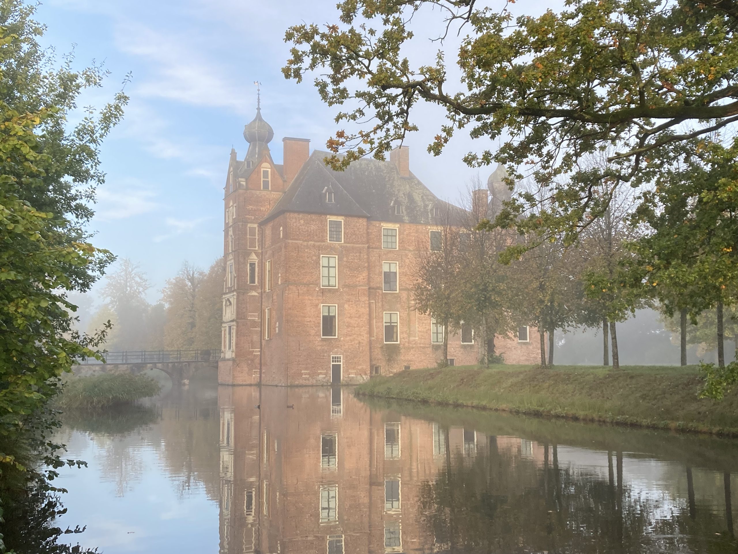 Kasteel Cannenburch in de mist