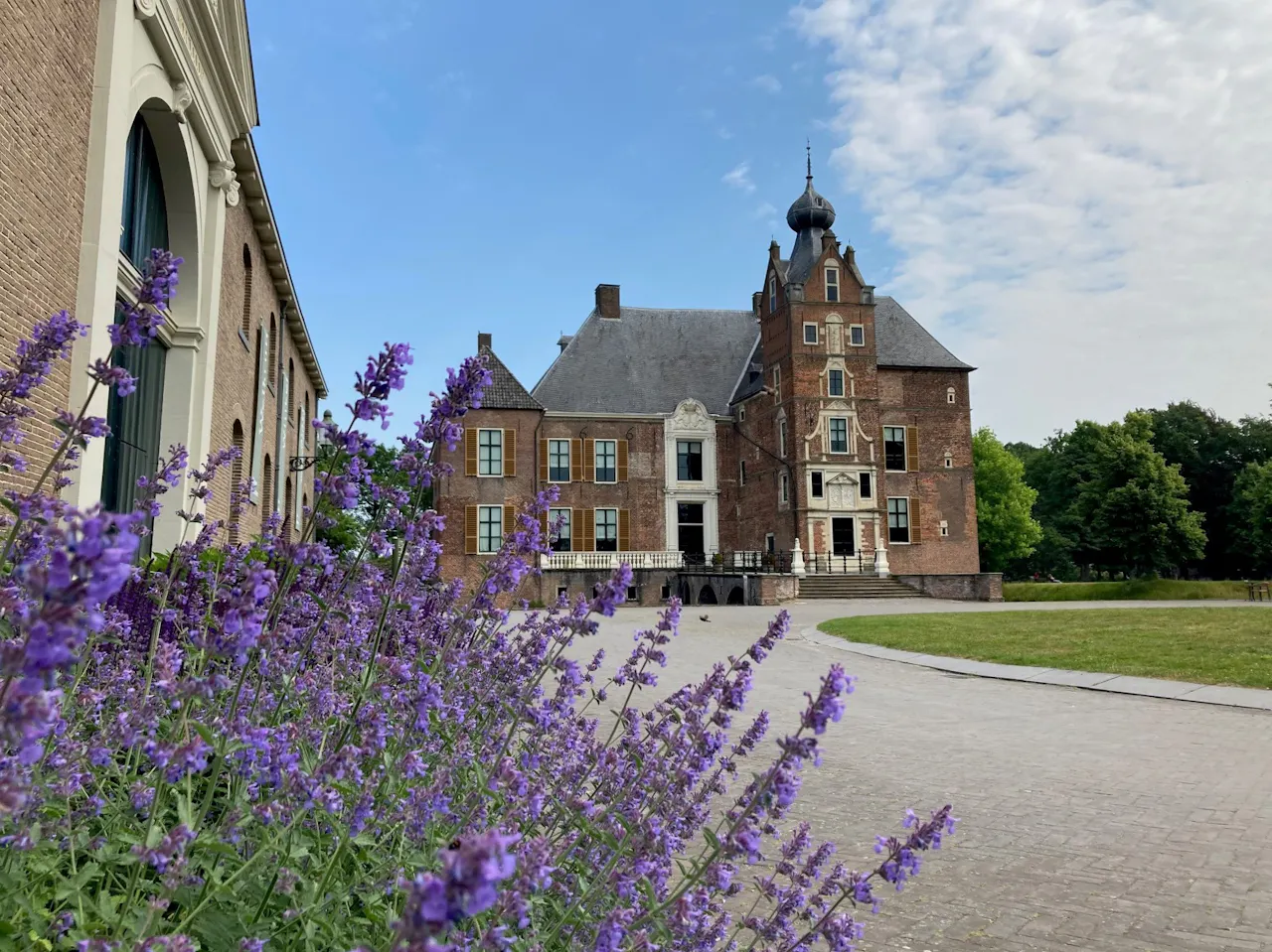 Kasteel Cannenburch met lavendel