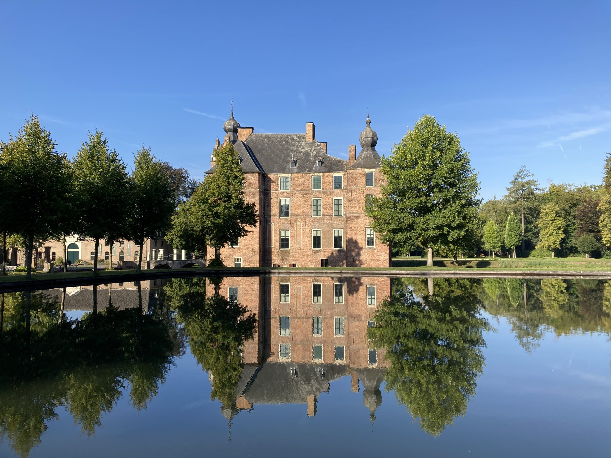 Kasteel cannenburch met vijvers