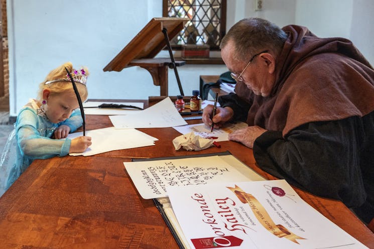 Kalligrafie leren bij de prinsessencursus op kasteel Hernen