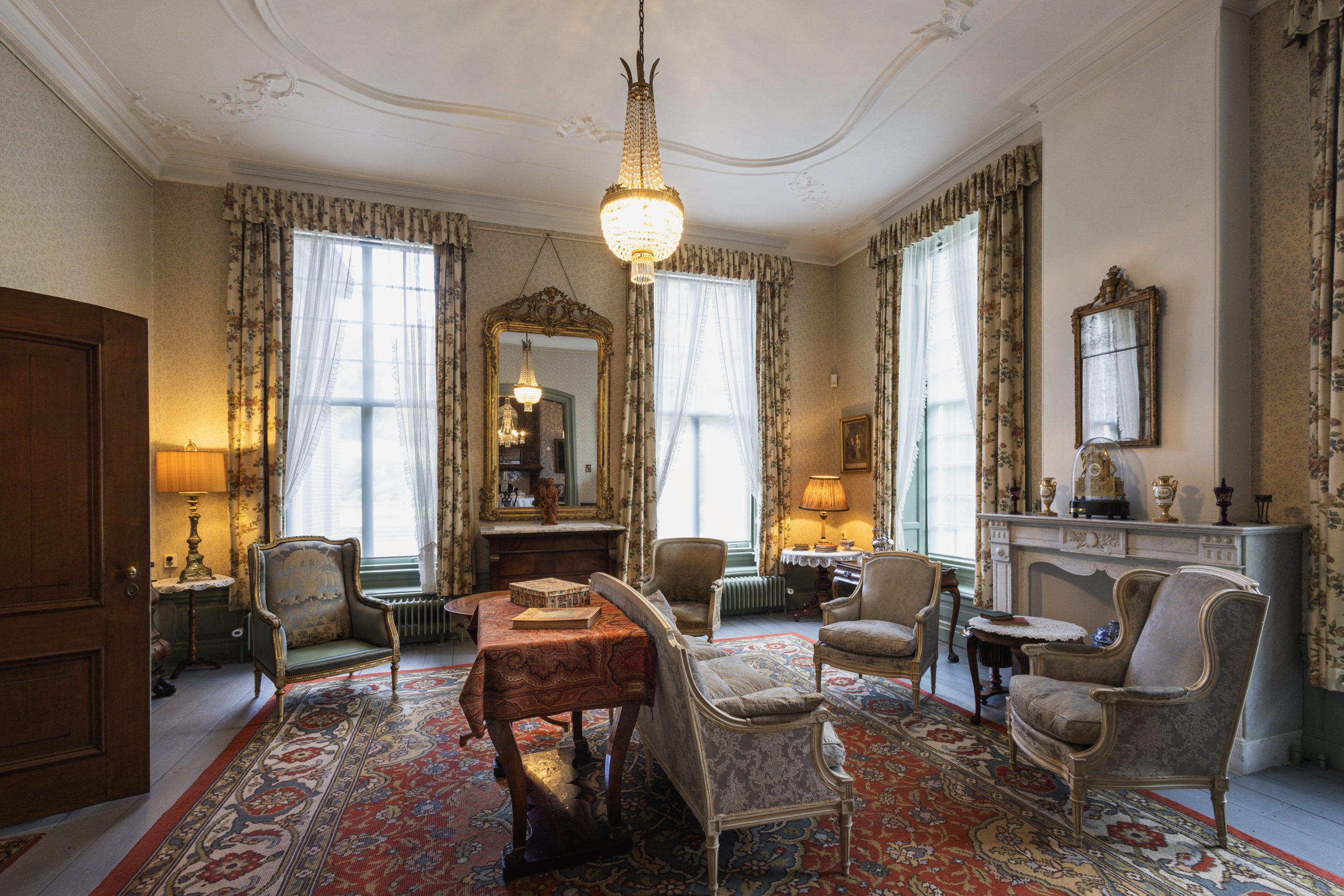 Groothoeklensfoto van de eerste salon in huis Zypendaal