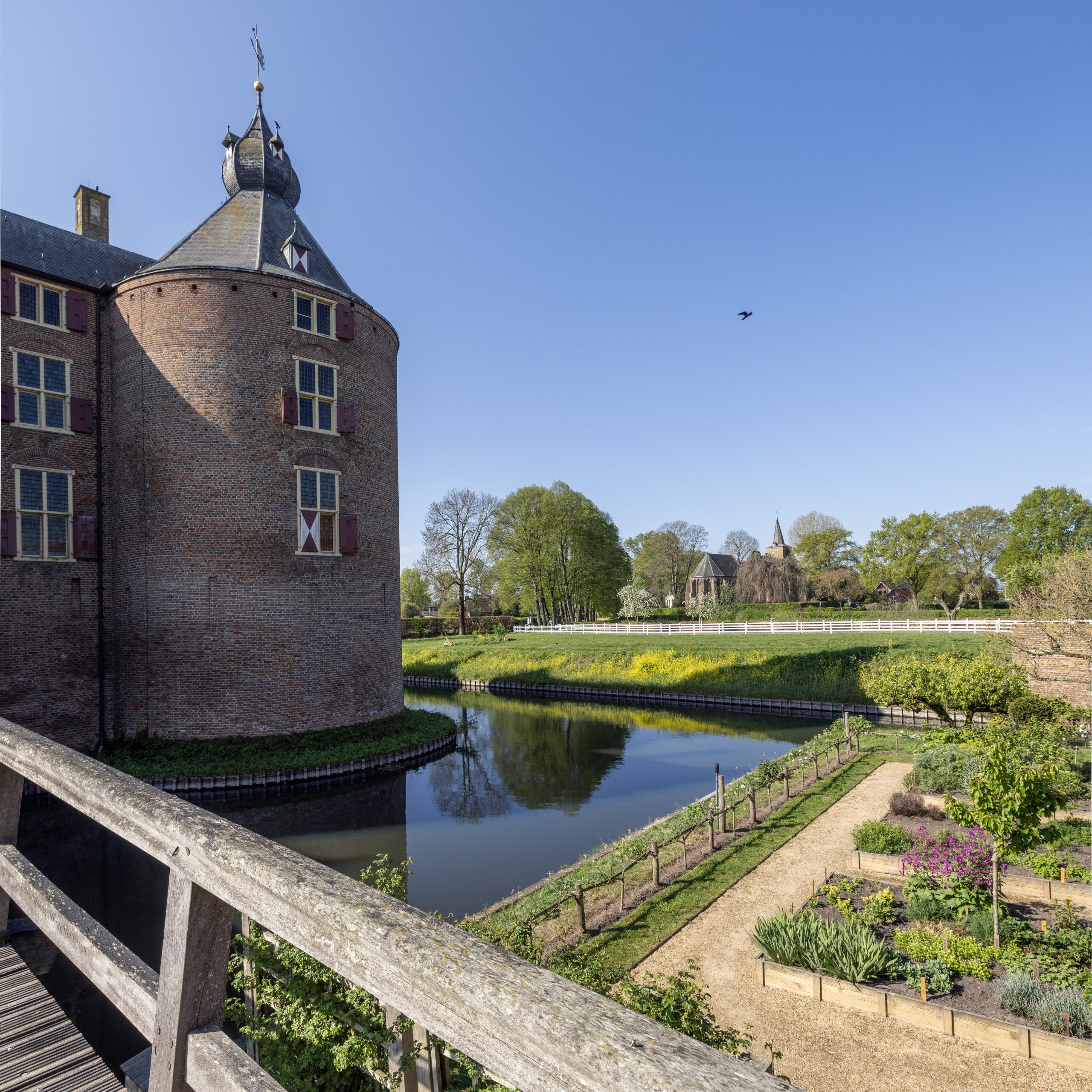 Kasteel Ammersoyen met gracht en stukje van de hoftuin