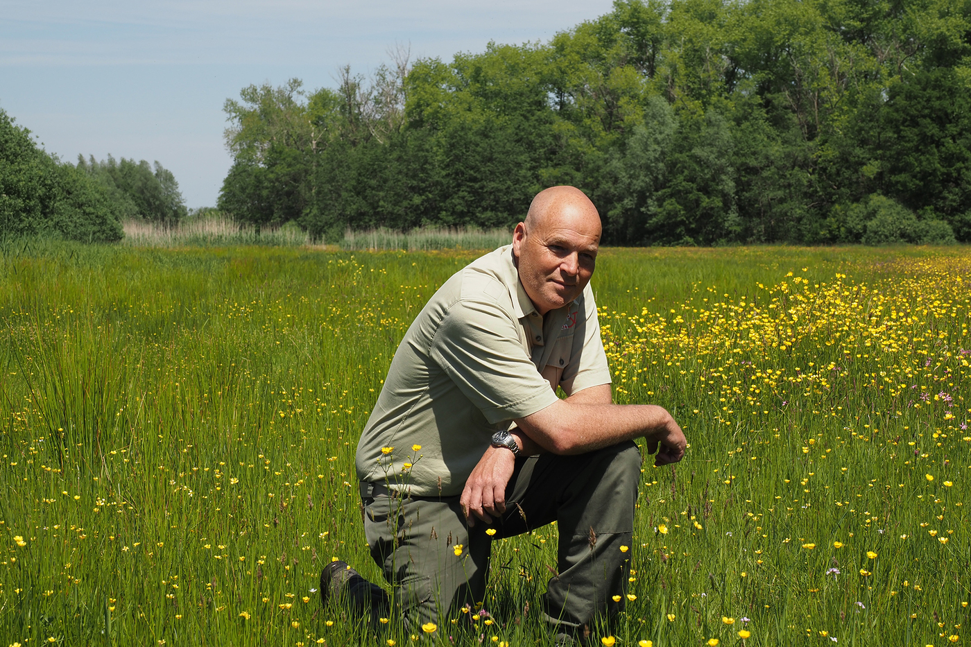 Ecoloog André de Bonte in een bloemenweide in natuurgebied Kraaigraaf.