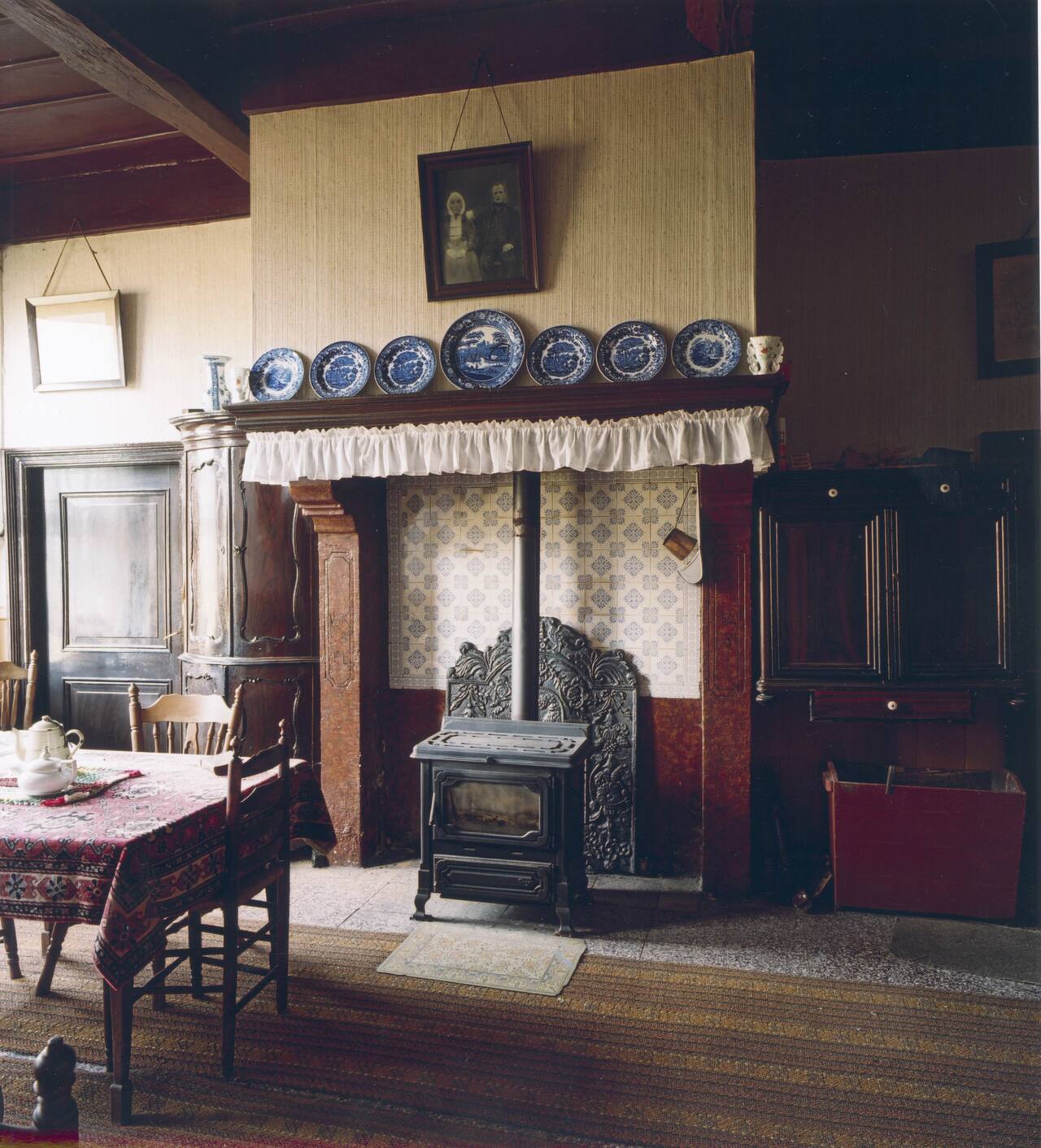 Scholtengoed Boeijink-Huppel; interieur boerderij met schouw en kachel