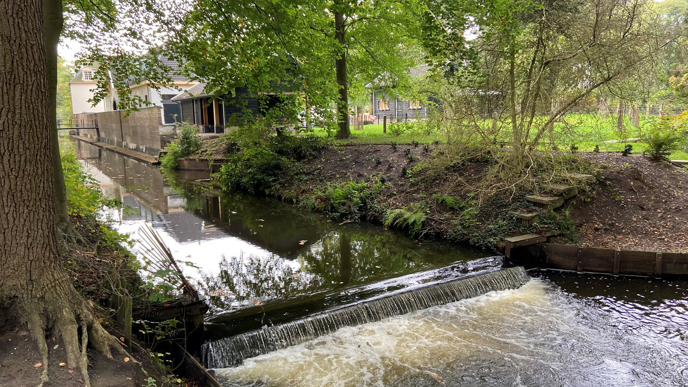 Landgoed Bonenburg; sluisje en stromend water bij huis Bonenburg