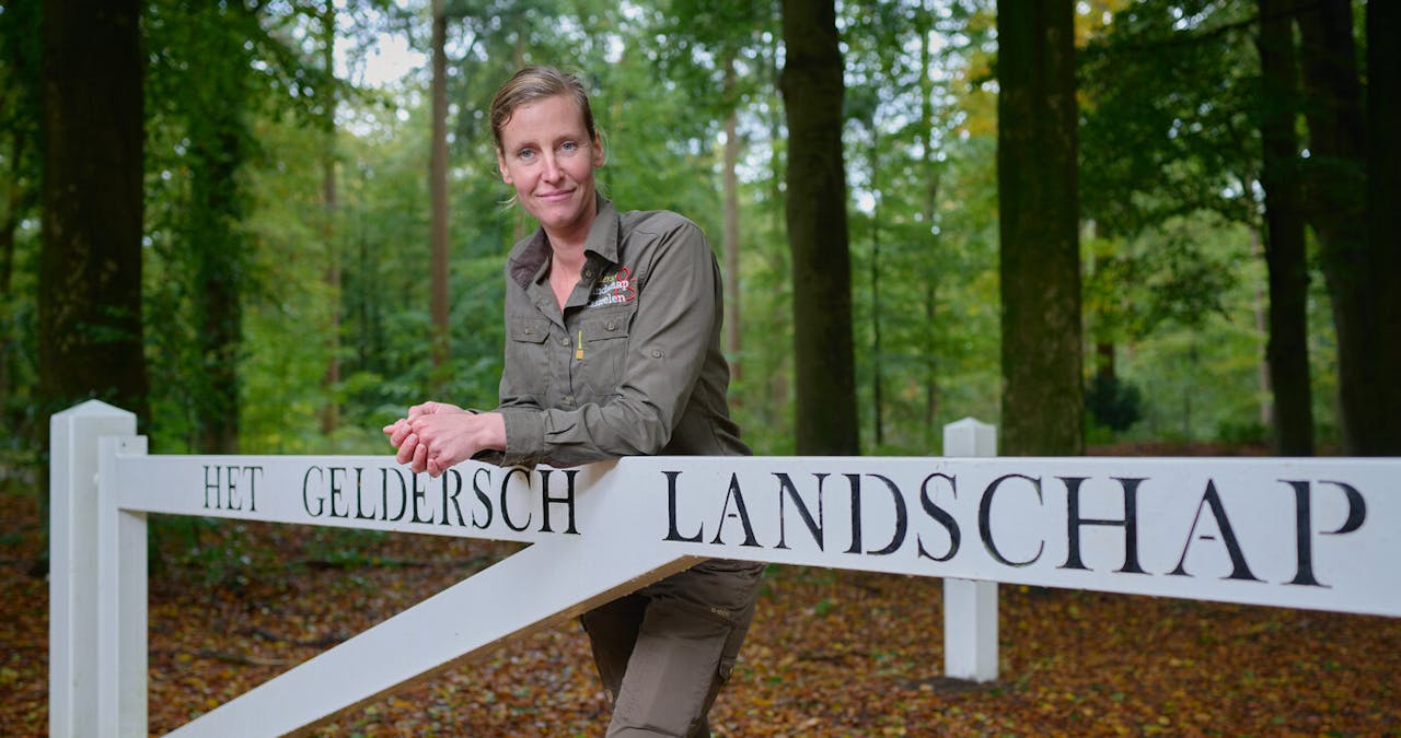 Boswachter bij slagboom Het Geldersch Landschap