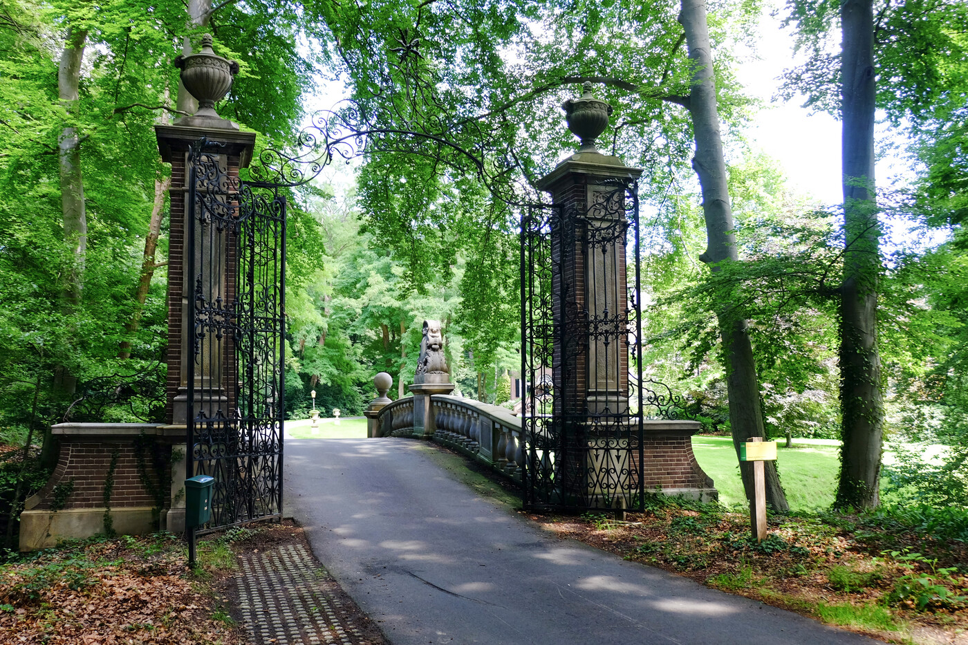 De Ehze; toegangspoort met zwart metalen hek.