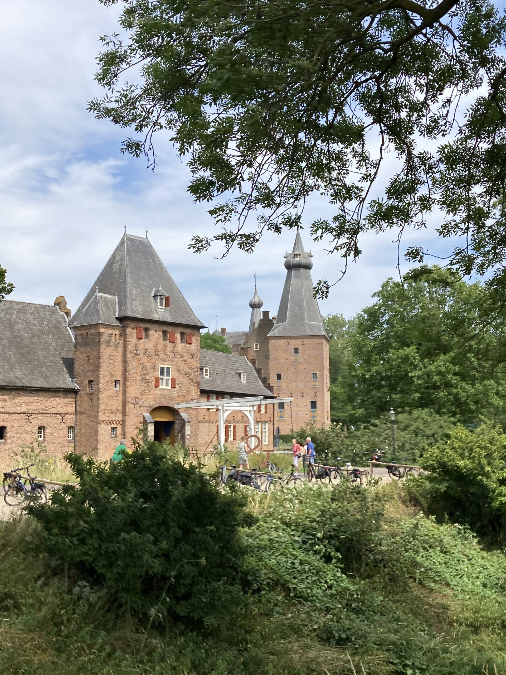 Kasteel Doorwerth waar mensen op een brug staan