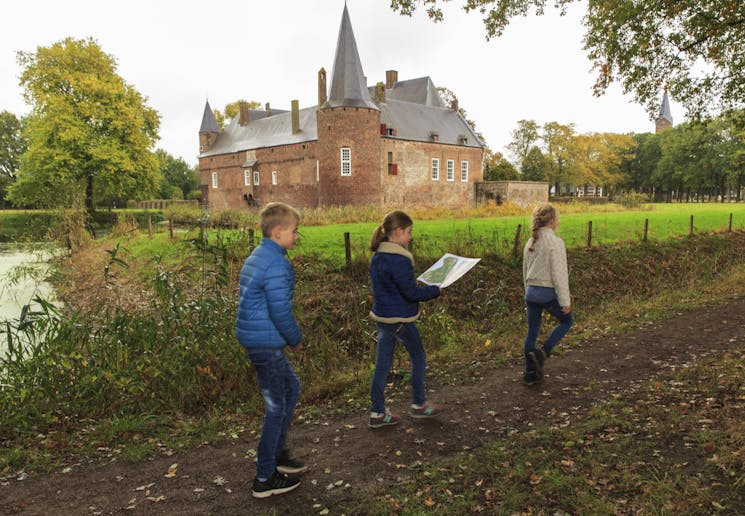 Kinderen wandelen bij kasteel Hernen