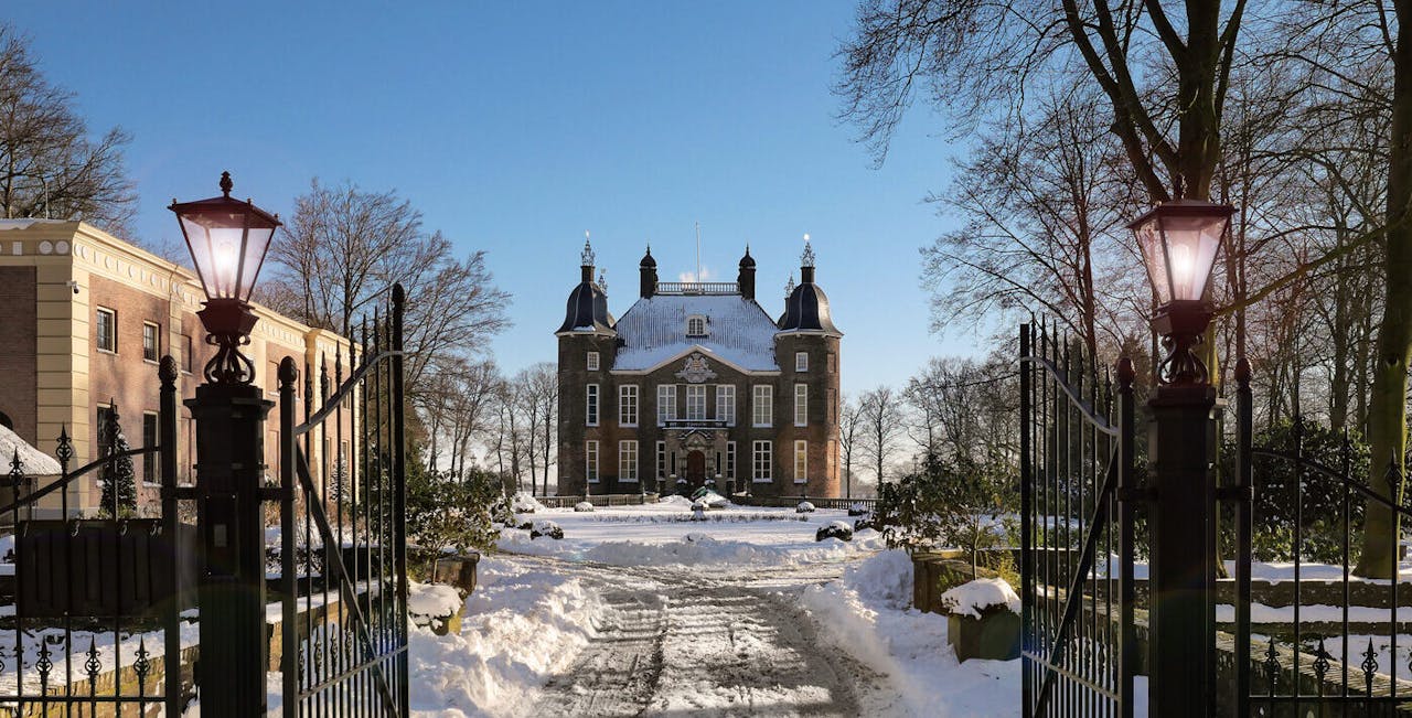 Landgoed Biljoen; vooraanzicht kasteel Biljoen in de sneeuw, met toegangshek, oprijlaan en koetshuis.