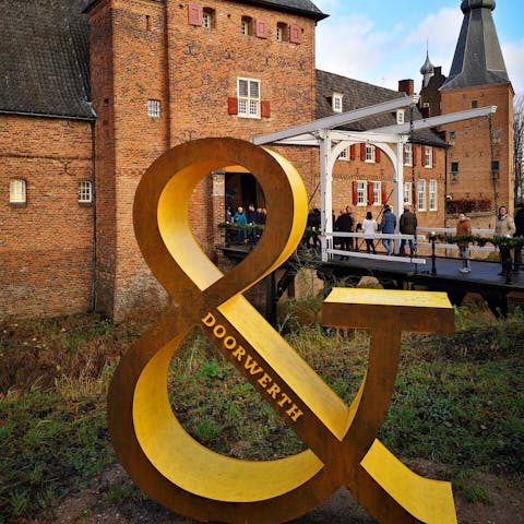 Ingang Kasteel Doorwerth, met standbeeld van het logo van Geldersche lanschappen en Kasteelen