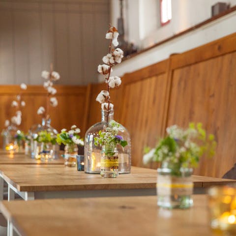 restaurant in Kasteel Doorwerth, met bloemen op tafel en waxinelichtjes
