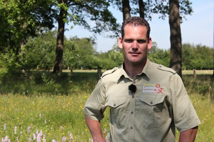 Scholtengoederen Hijink, Aarnink en De Haar; boswachter Ronny ter Horst staat bij een veld met wilde bloemen.