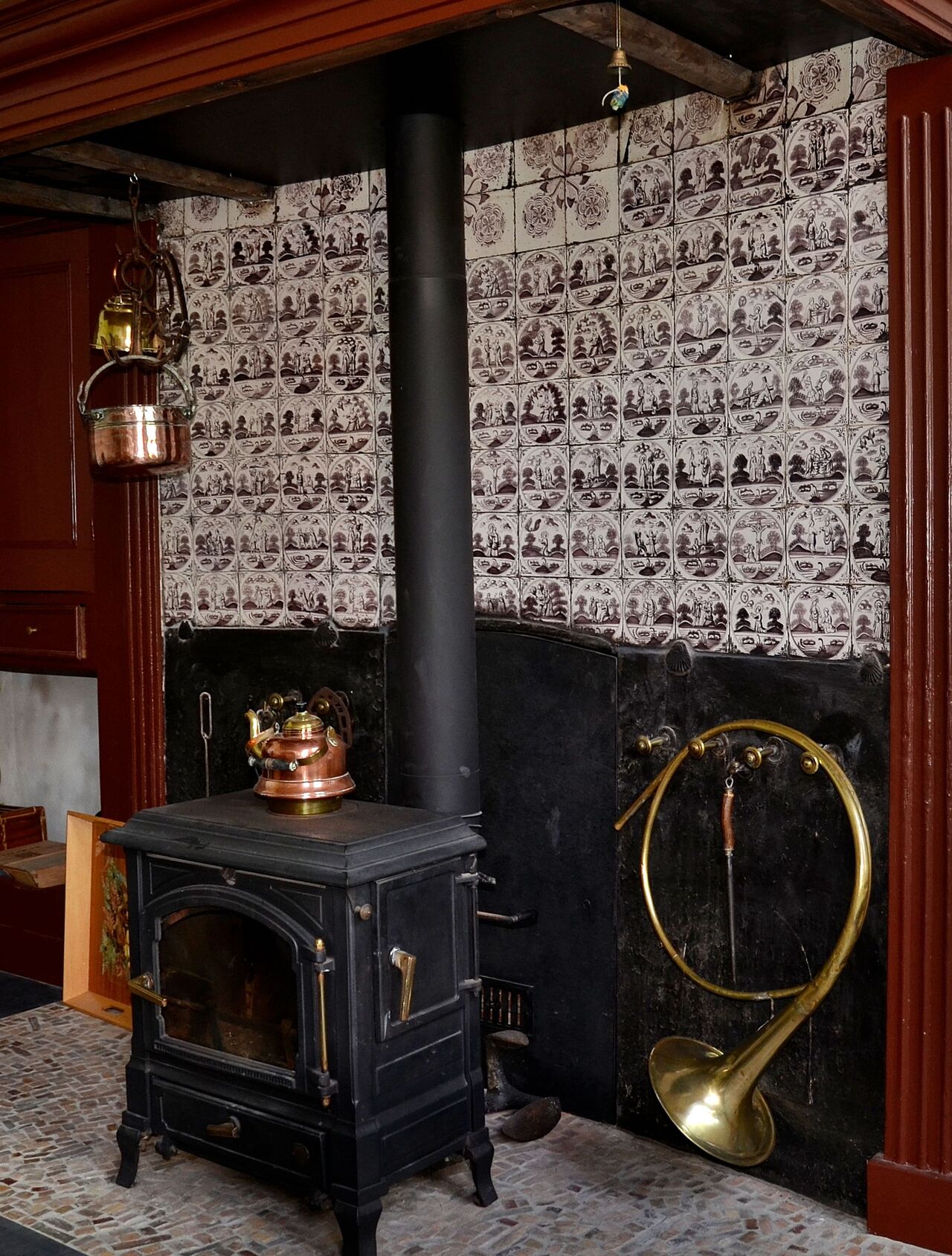 Schouw met kachel en koperen ketel in de boerderij van scholtengoed Hijink.