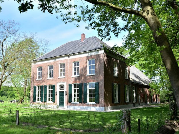 Scholtengoed Hijink; voorzijde van de boerderij met monumentale deur en groene luiken.