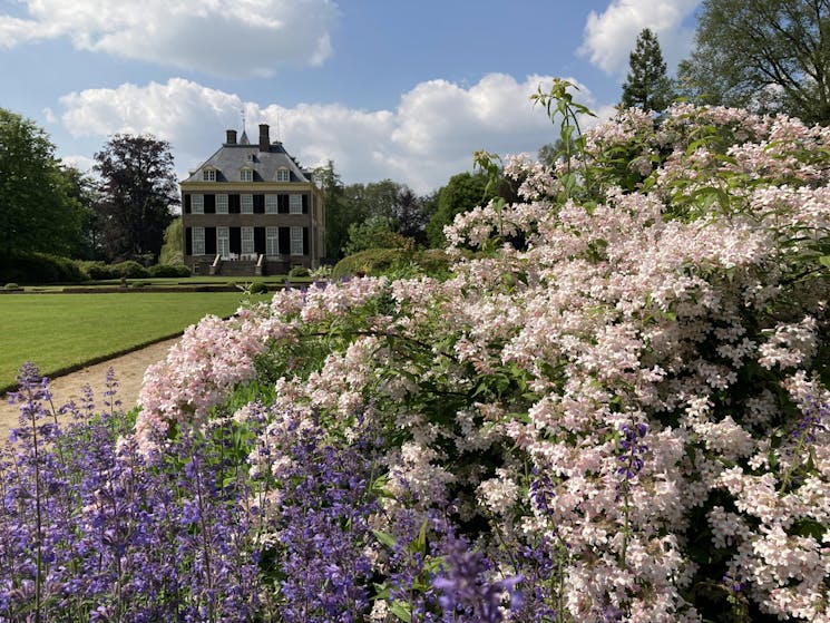 Zuidtuin met bloemen bij huis Verwolde