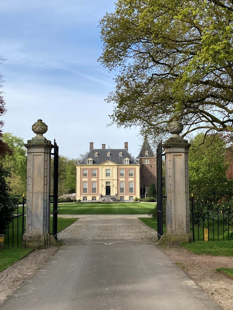 Doorkijkje door poort naar huis Verwolde