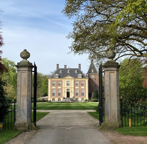 Doorkijkje door poort naar huis Verwolde