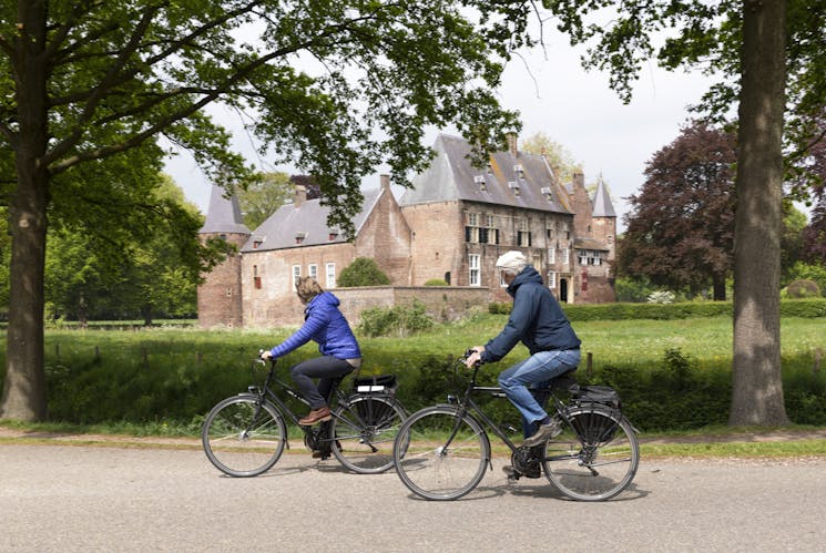 Fietsers bij kasteel Hernen
