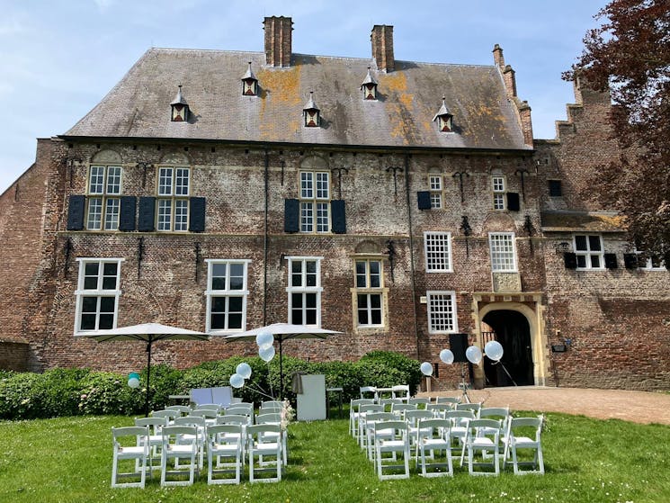 Ceremonie bruiloft op Gazon