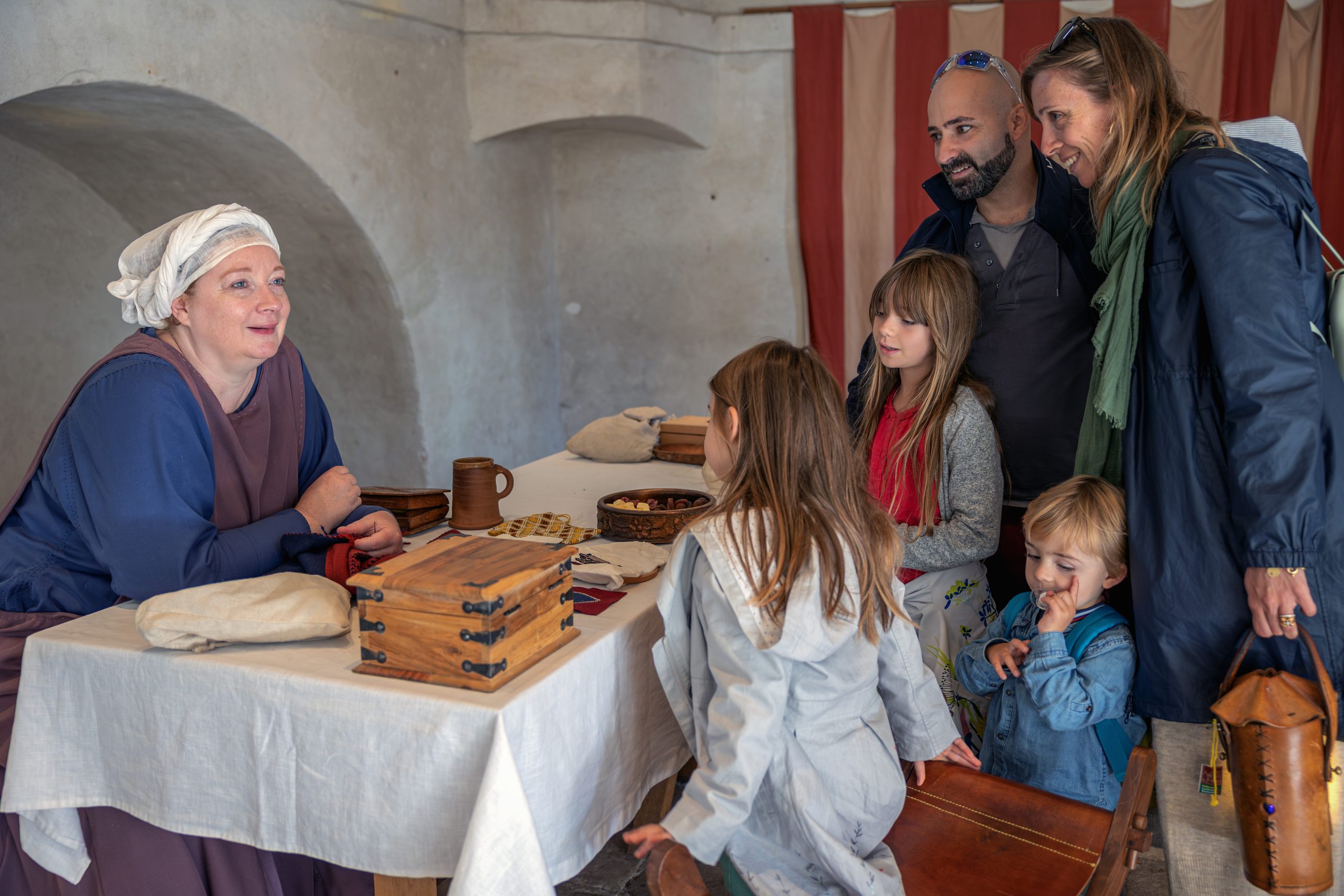 Gezin bij ambacht in kasteel Hernen