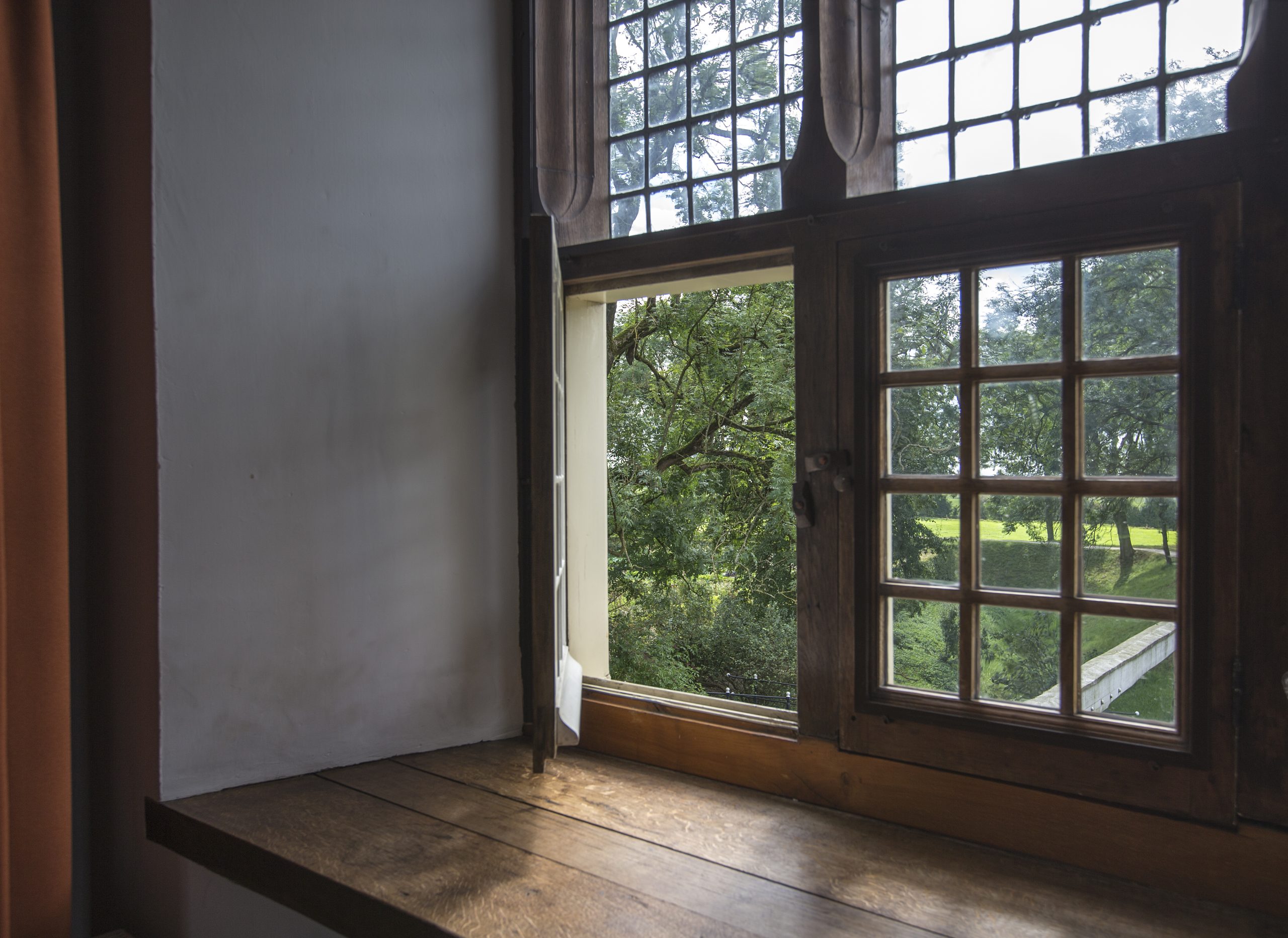 uitzicht vanuit het raam van het poortgebouw kasteel Doorwerth