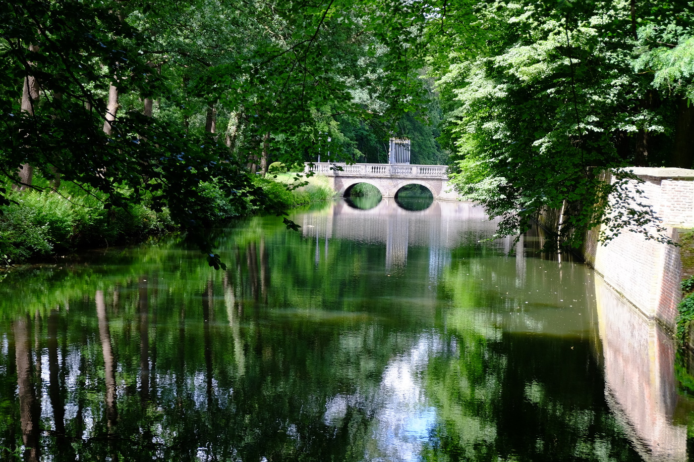 De Voorst gracht met toegangsbrug
