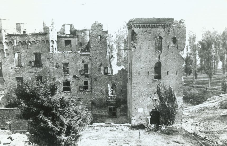 Historische afbeelding van de verwoesting van kasteel Doorwerth tijdens WOII