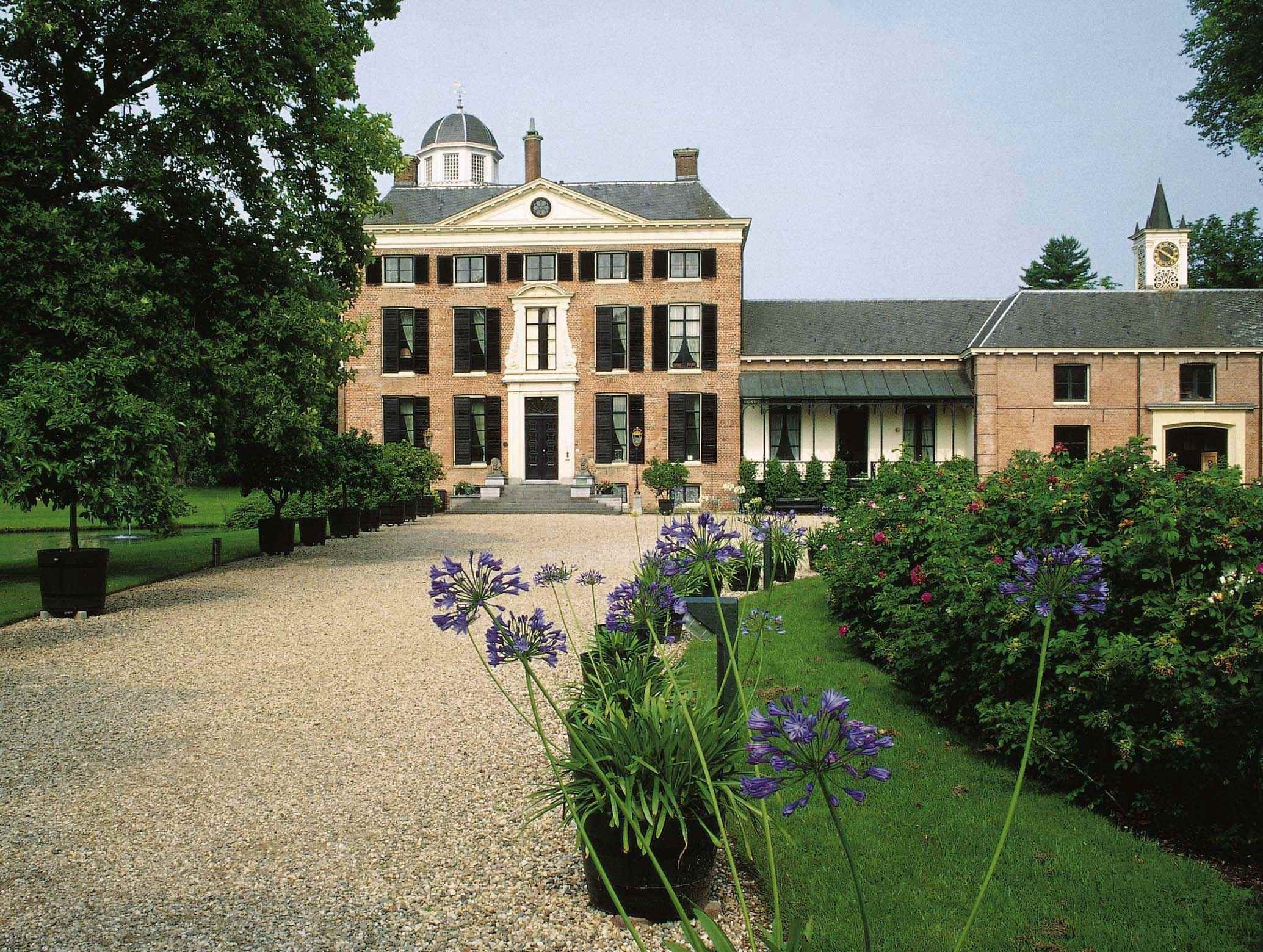 Kasteel Rosendael met Agapanthussen