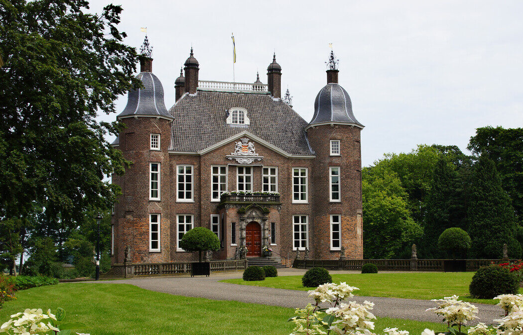 Landgoed Biljoen; vooraanzicht kasteel Biljoen met gazon, bloemen en in vorm gesnoeide struiken