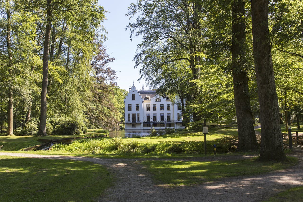 Landgoed Staverden wit gebouw verte