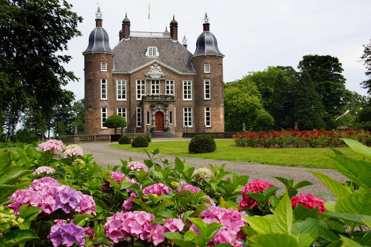 Landgoed Biljoen; vooraanzicht kasteel Biljoen met gazon, bloemen en in vorm gesnoeide struiken