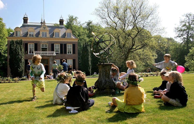 Zypendaal park spelende kinderen op gras voor huis, museum