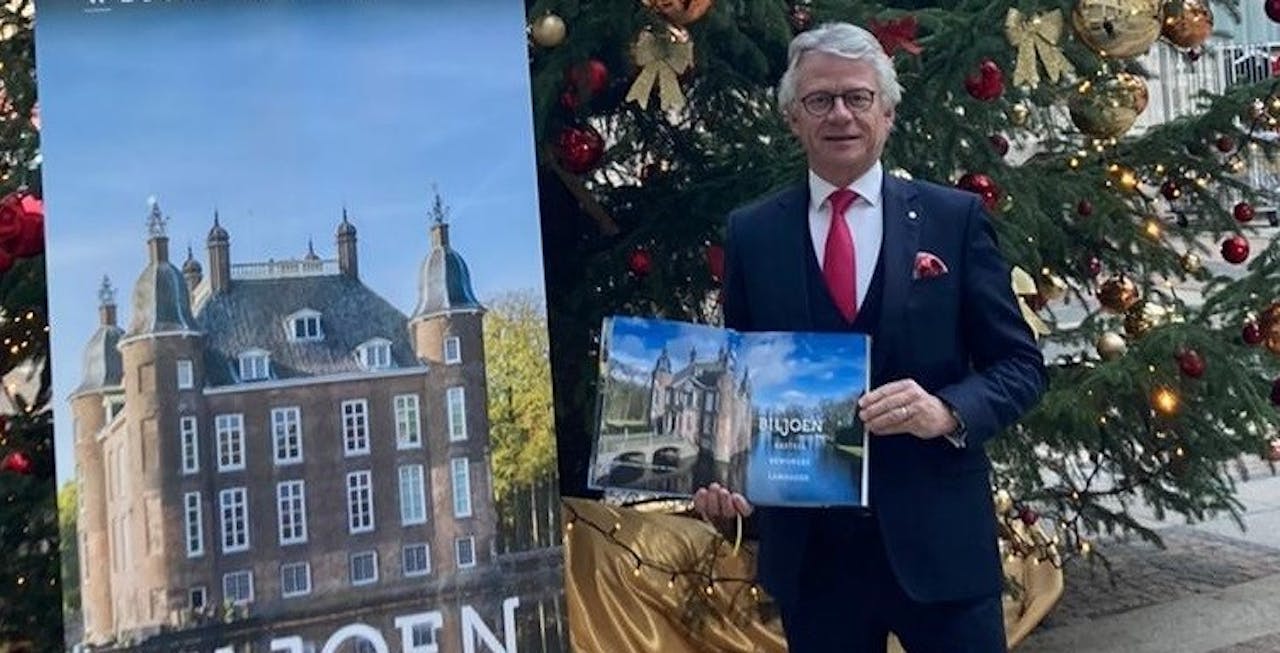 Landgoed Biljoen; commissaris van de Koning John Berends met het eerste exemplaar van een boek over kasteel Biljoen