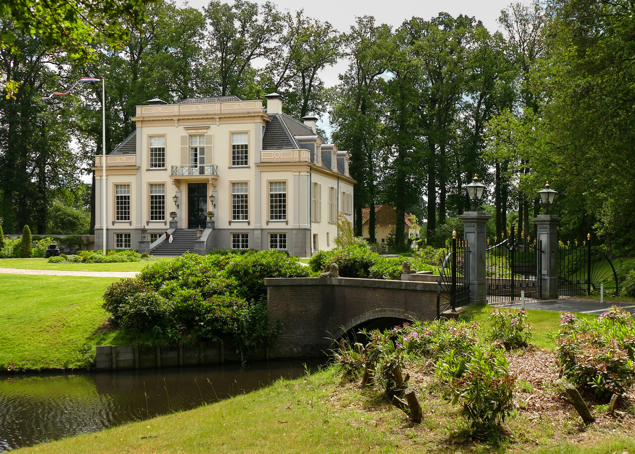 Landgoed Bonenburg; huis Bonenburg met tuin en toegangshek