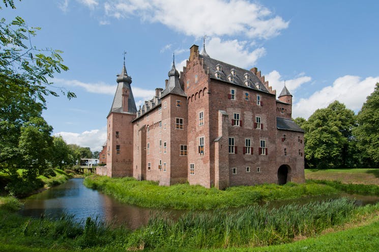 Kasteel Doortwerth gefotografeerd in de zomer, vanaf de westhoek