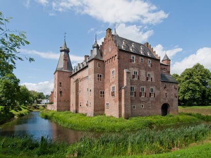 Kasteel Doortwerth gefotografeerd in de zomer, vanaf de westhoek
