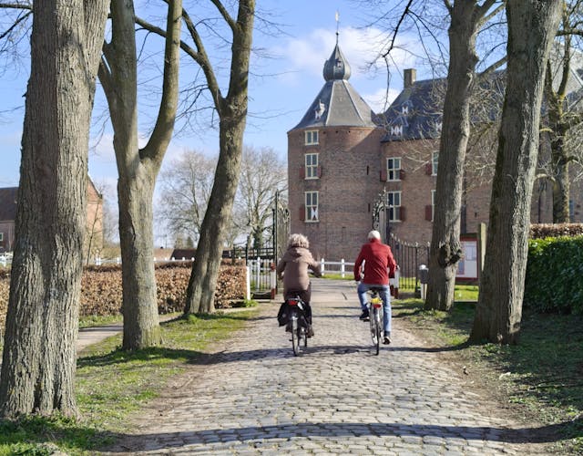 Fietsers bij kasteel Ammersoyen