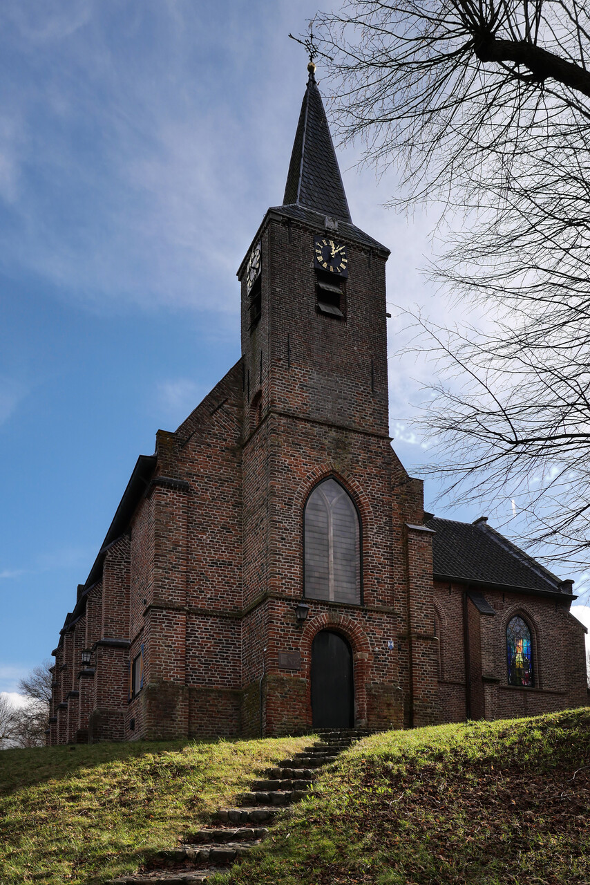 Het kerkje op de heuvel te Heelsum