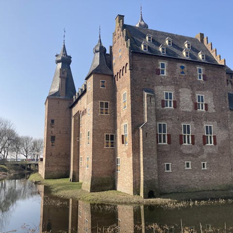 Kasteel Doorwerth in de winter in de zon vanaf de zuidzijde
