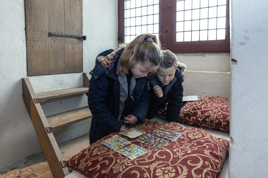 Kinderen lezen kasteel Ammersoyen