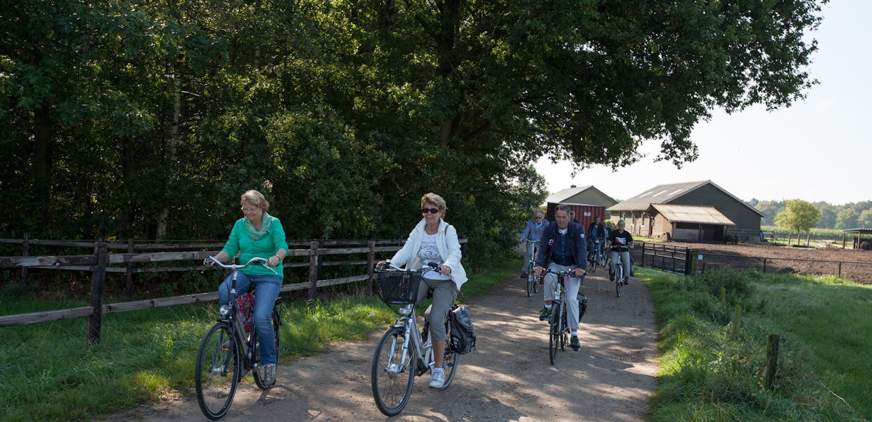 Fietsen langs een boerderij