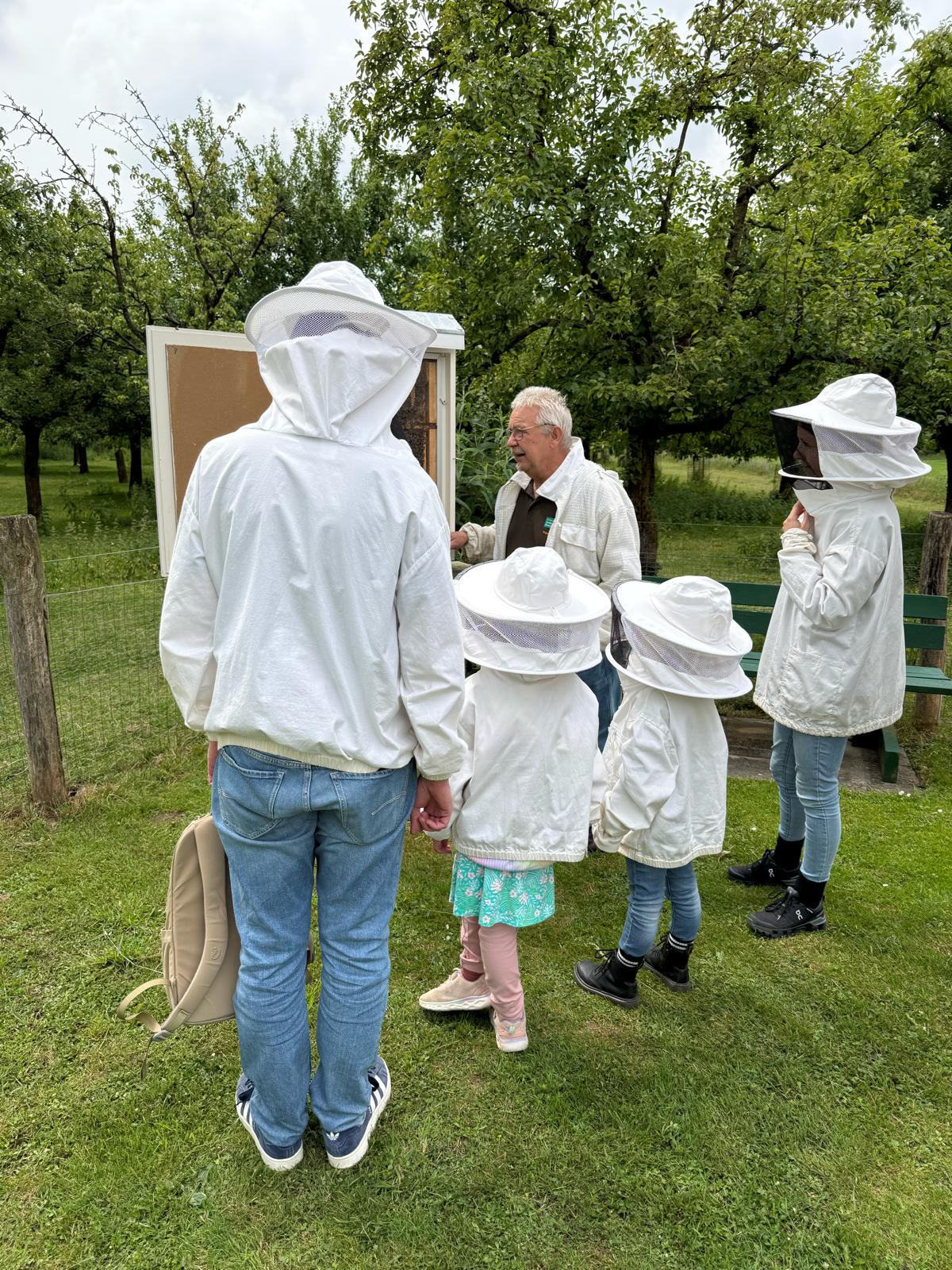 Een imker geeft uitleg aan een groep