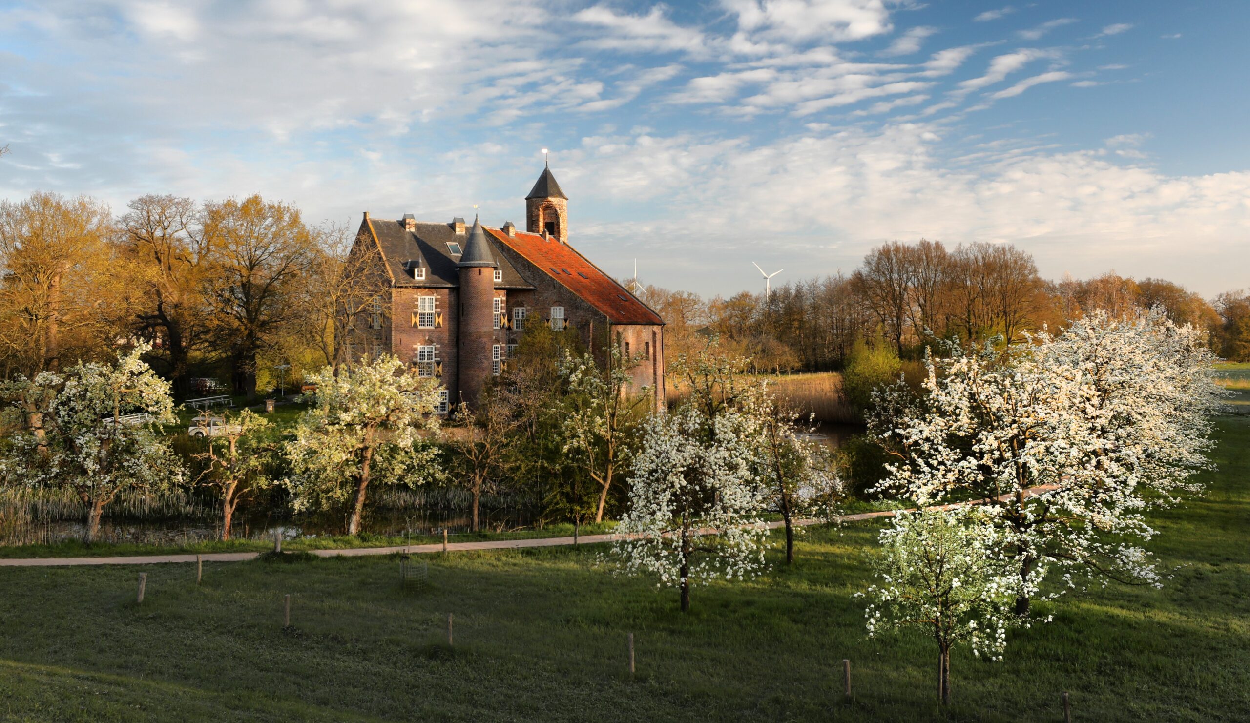 Kasteel Waardenburg in het voorjaar