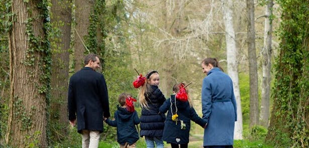 wandelende familie op bospad