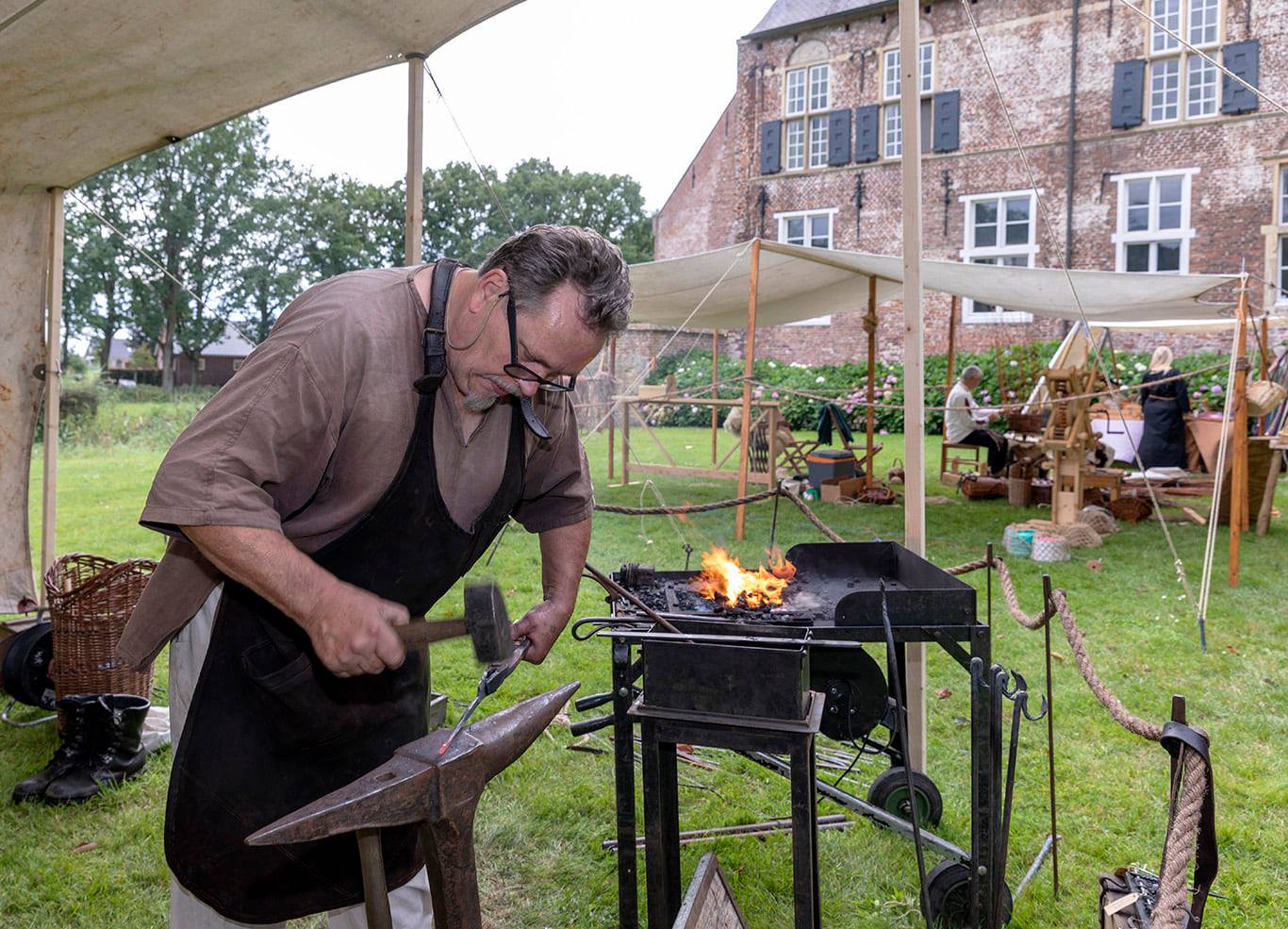 Ambachtssmid bij kasteel Hernen