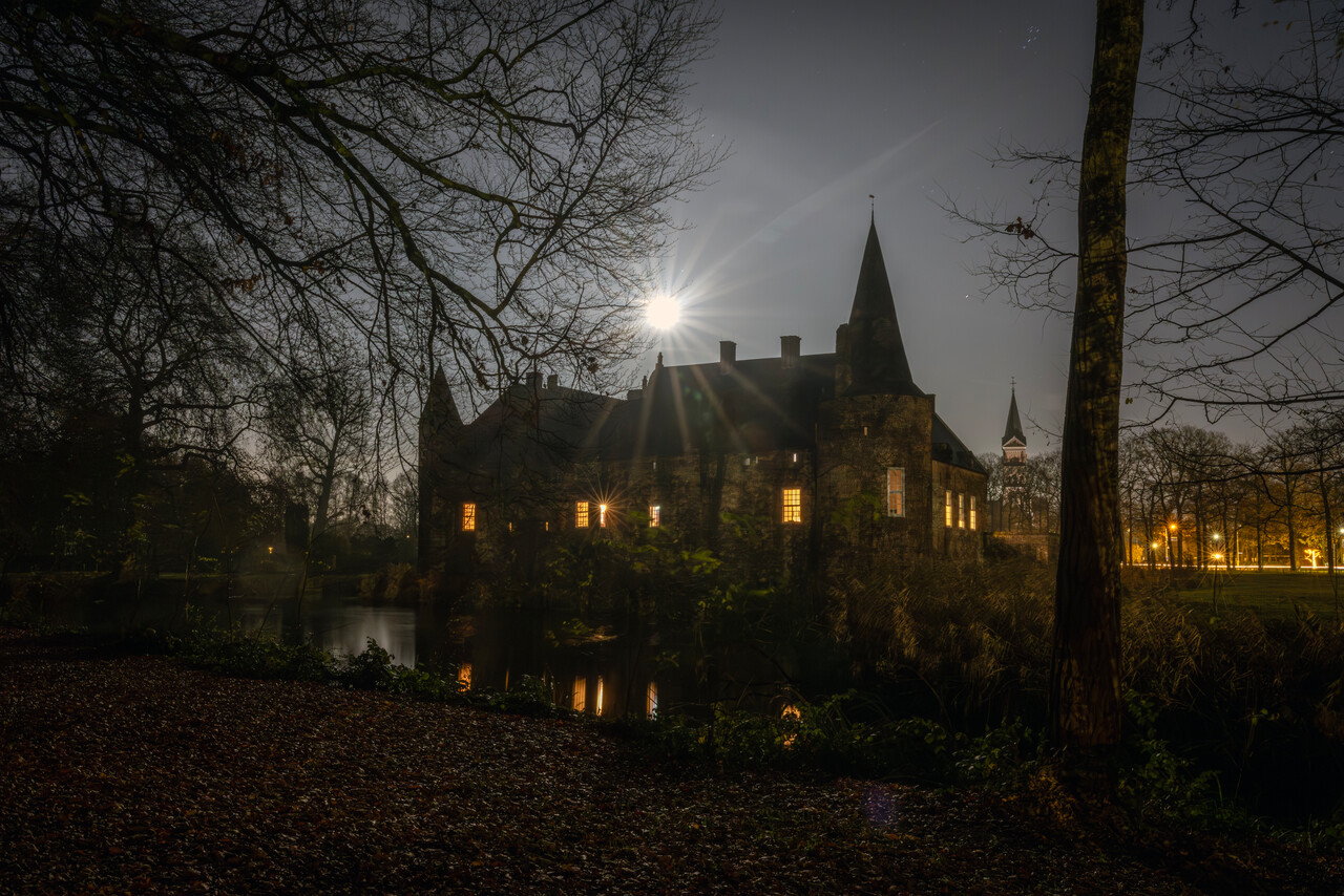 Kasteel Hernen in het donker foto T. Rothengatter