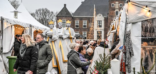 Cannenburch-kasteel-kerstmarkt-Vaassen-steltlopers