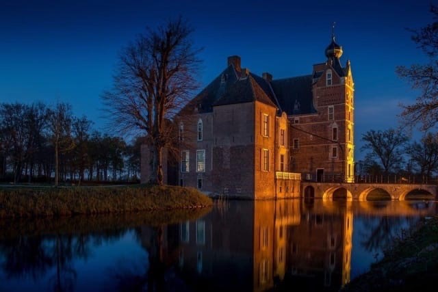 Cannenburch-kasteel-avondlicht