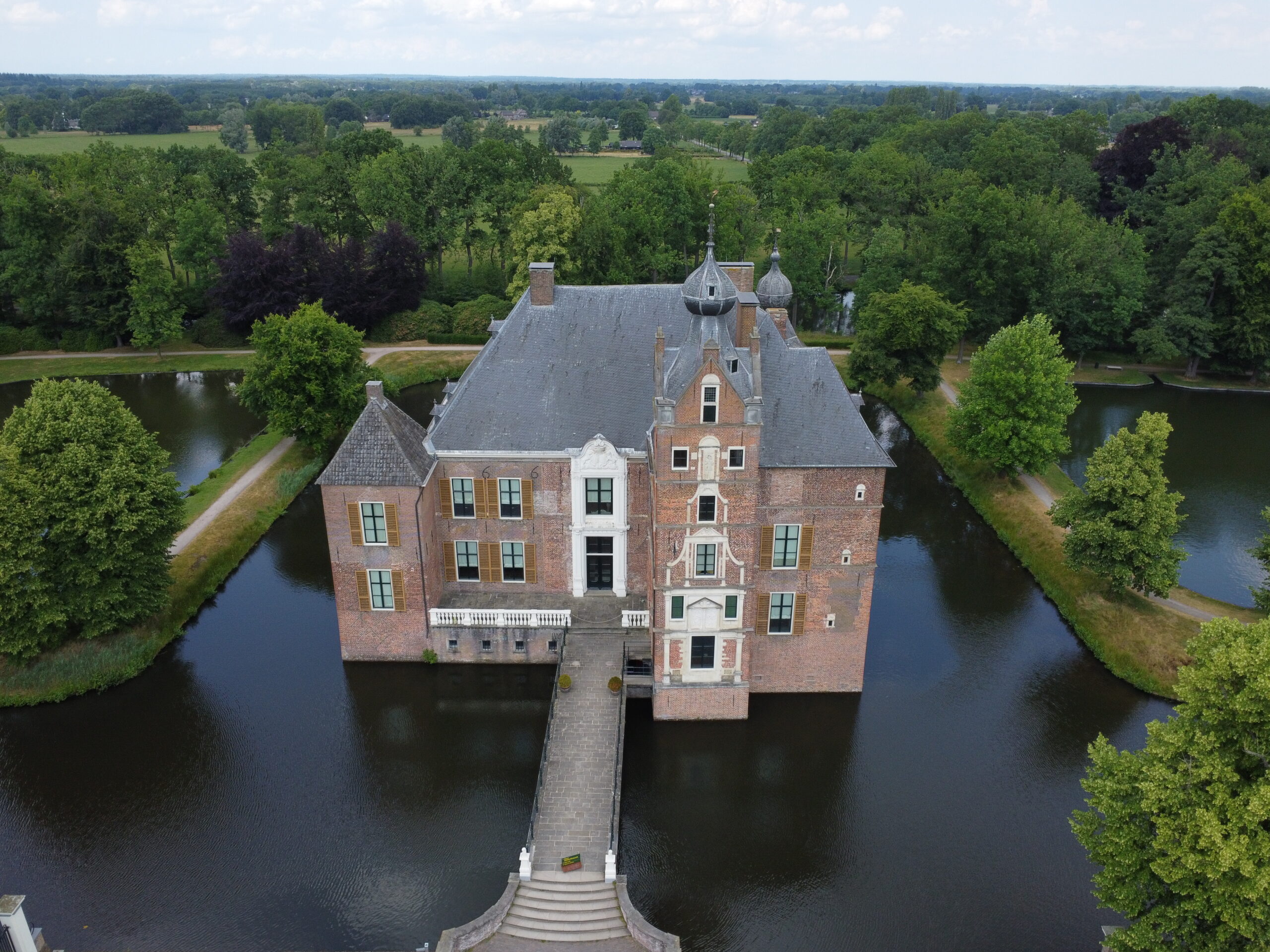 Cannenburch-kasteel-drone